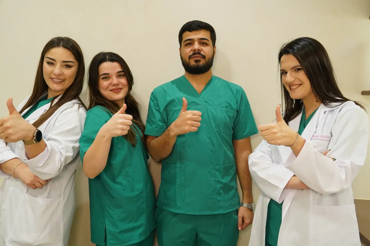 הצוות של Novel Clinic יחד בקליניקה