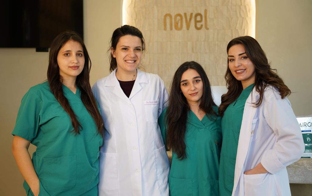 הצוות של Novel Clinic יחד בקליניקה